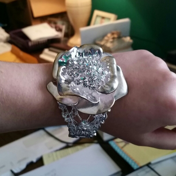 Flower bracelet! - Picture 2 of 3