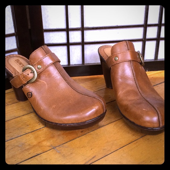 Born heeled clogs in cognac