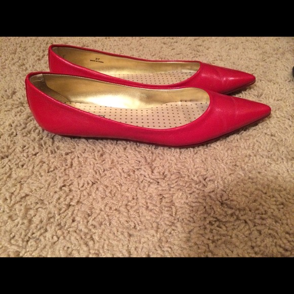PRICE REDUCED! Beautiful red flats! 😍