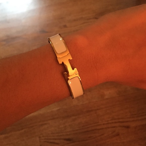 Bracelet with an H