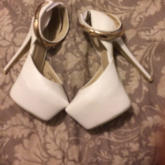 White heels - Picture 2 of 2