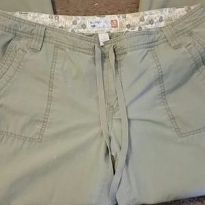 Khaki green casual capris