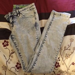 Acid washed destroyed skinny jeans