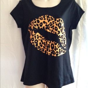 Leopard kiss black t-shirt