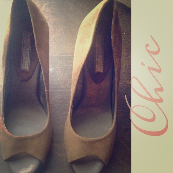 🎉Donating soon🎉 Banana Republic Suede Pumps
