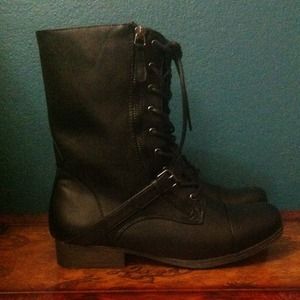 BRAND NEW COMBAT BOOTS💕