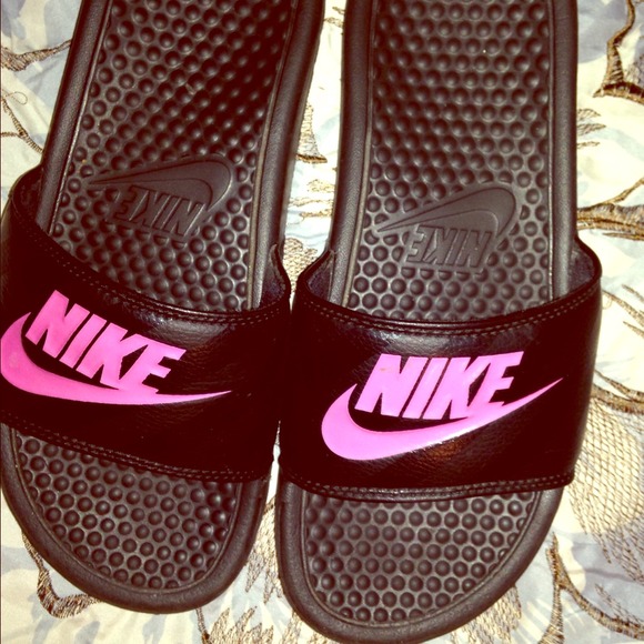 Pink Nike Slides 💓