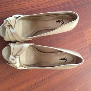 Nude pumps