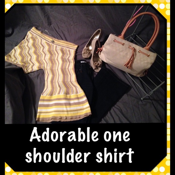 🍀 Adorable one shoulder sweater