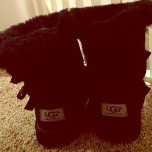Size 5 black Bailey bow uggs