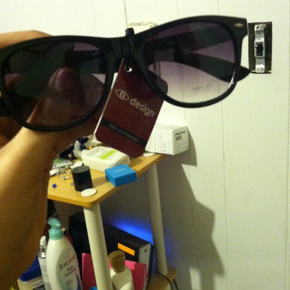 Black sun glasses with chevron