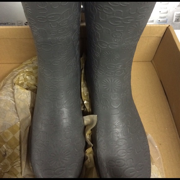 Ugg Wilshire short logo rain boot size 9 gray