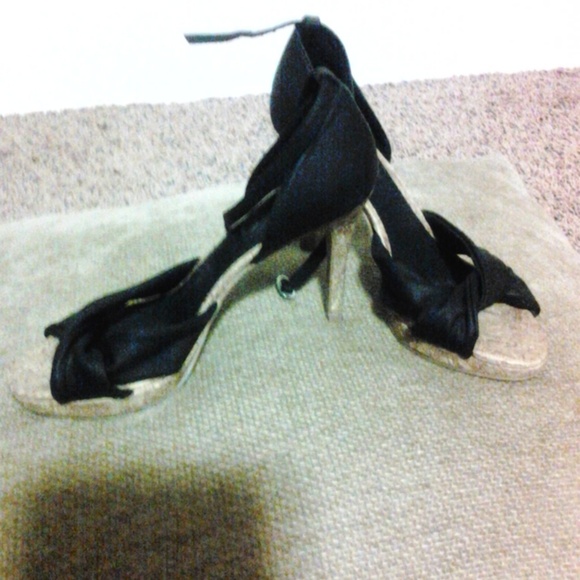 Heeled sandal about 4 inches with a twist