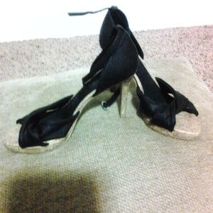 Heeled sandal about 4 inches with a twist