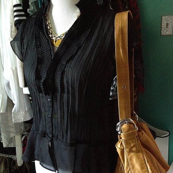 SOLD IN BUNDLE Gorgeous Alison Taylor Black Top - Picture 2 of 4