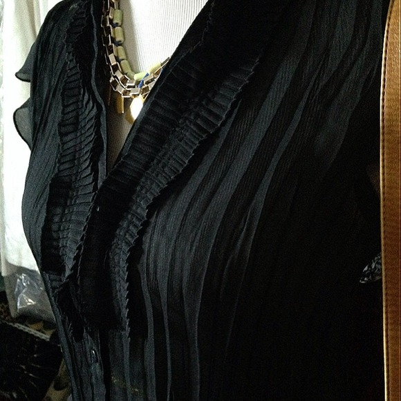 SOLD IN BUNDLE Gorgeous Alison Taylor Black Top - Picture 3 of 4