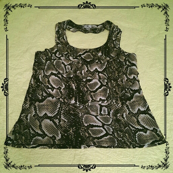 💥SUMMER CLEARANCE💥 🆕 Snake skin halter top 🆕