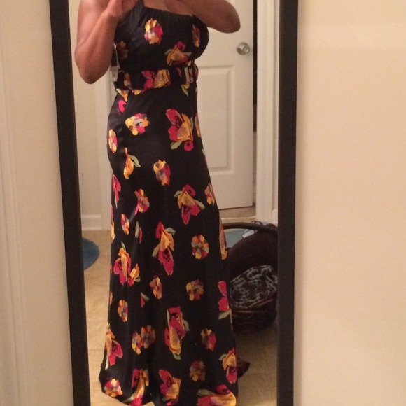 The Perfect Evening Dress For The Holidays!! - Picture 2 of 3