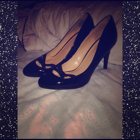 Black, w. bows on the front, heels