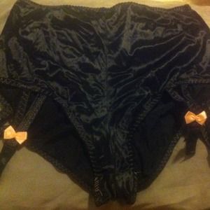 New Victoria's Secret  Retro Garter