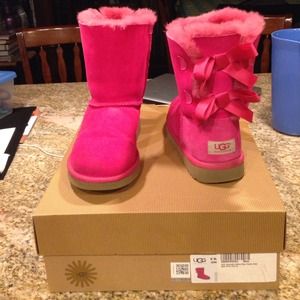 Size 6 Bailey bow lightly worn uggs