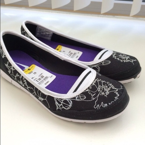 NWT Nice Nike Flat Sneaker