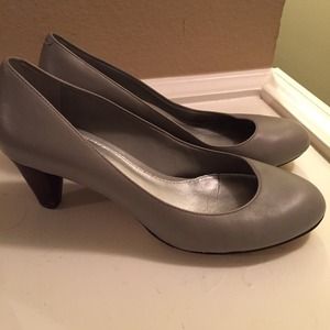 Low heel grey leather pumps