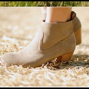 ☆ DV by DOLCE VITA Ankle Boots - Natural Suede ☆