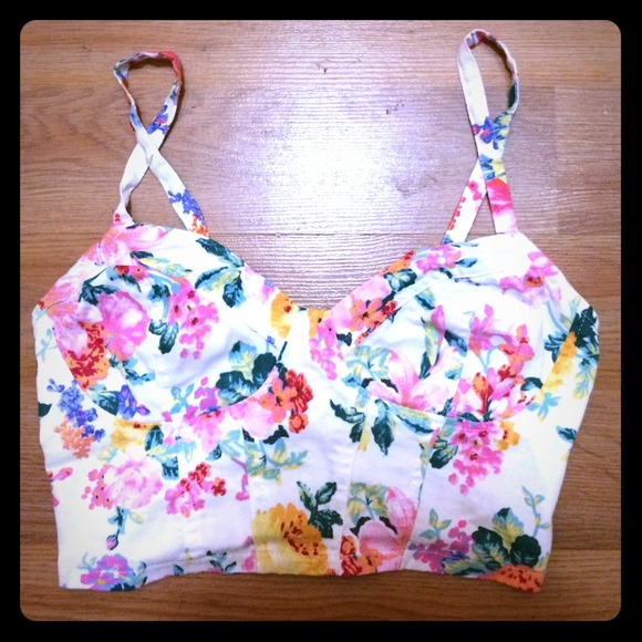 ❌SOLD❌Cute floral crop top!