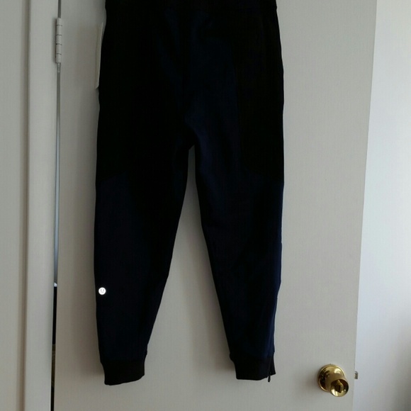 Rocket crop  has zippers at legs