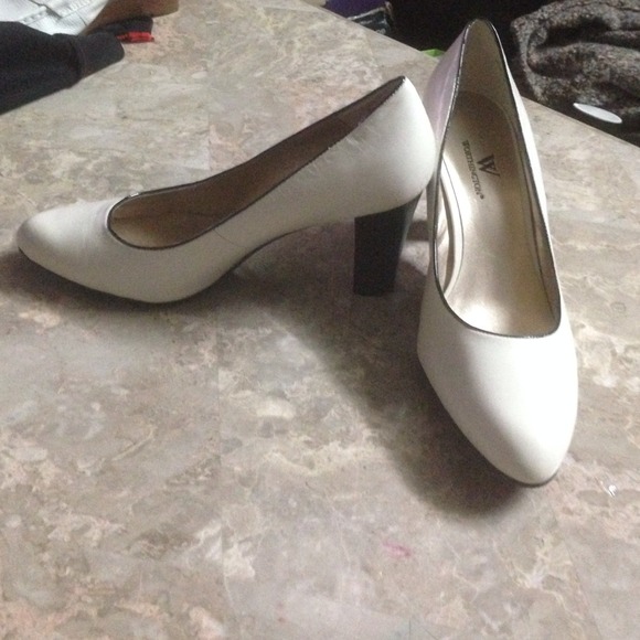 Sale😍😍Brand new off white leather shoes.