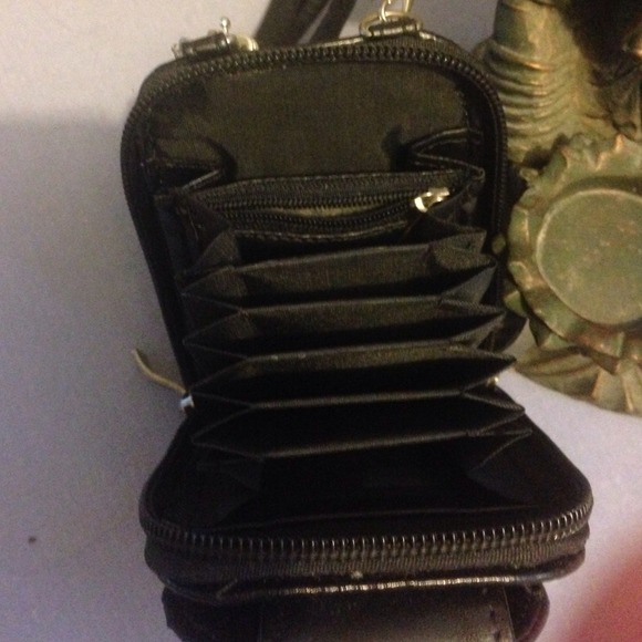 Extra pictures of phone and card wallet.