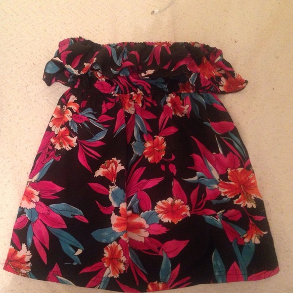 Cute Billabong ruffled sleeveless top