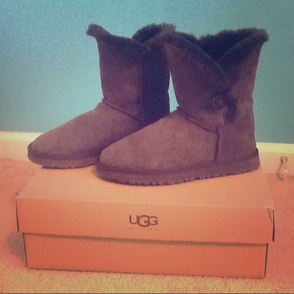 Brand New Brown Bailey Button Ugg's ❄️