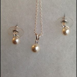 Bridesmaids silver toned necklace and earrings
