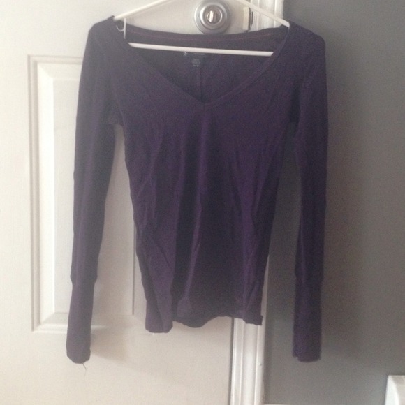 American Eagle purple v neck shirt