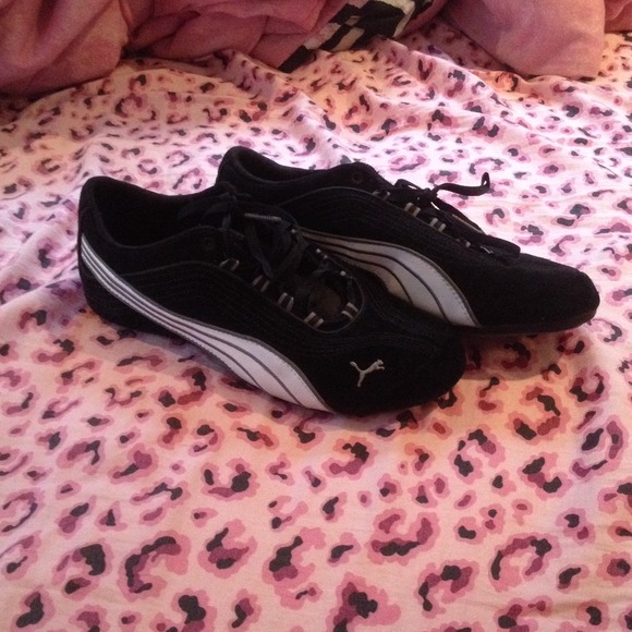 ‼️PRICE DOWN $25‼️great condition Pumas