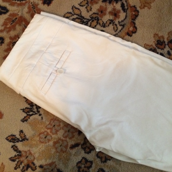 Limited exact stretch white Bermuda shorts