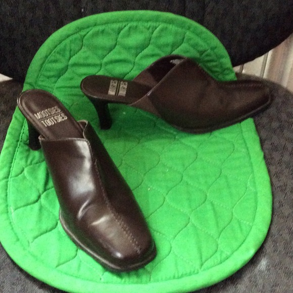 Mootsies Tootsies brown slides/heels sz 8