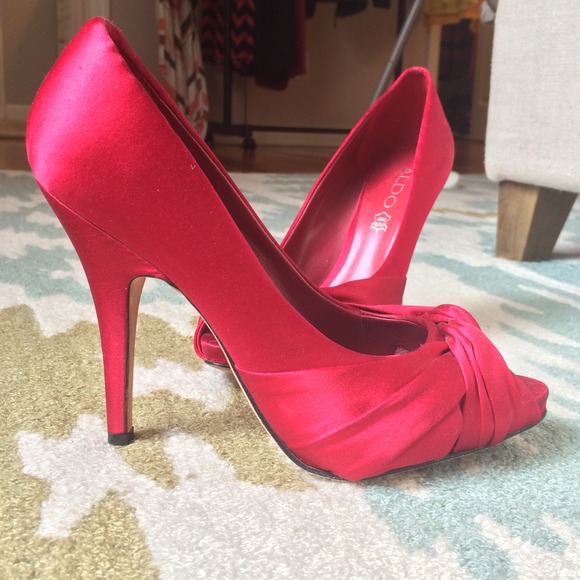 Aldo 💃💃 red Perfect holiday satin pumps!
