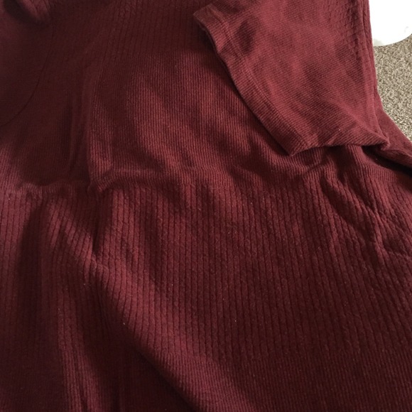 Men's burgundy cotton shoe sleeve shirt.