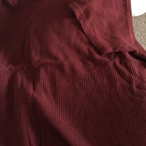 Men's burgundy cotton shoe sleeve shirt.