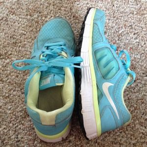 Woman's Nike dual fusion ST2