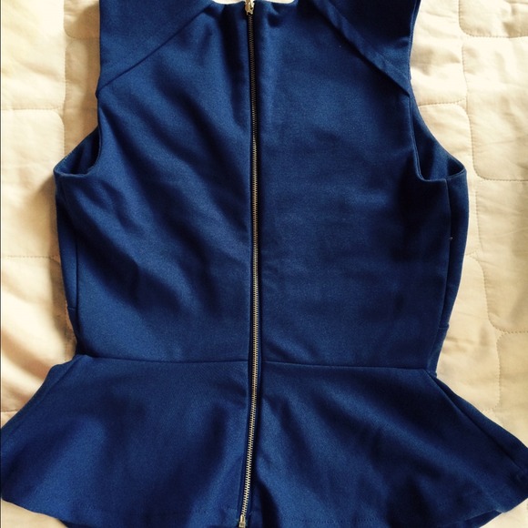 Blue top. - Picture 2 of 3