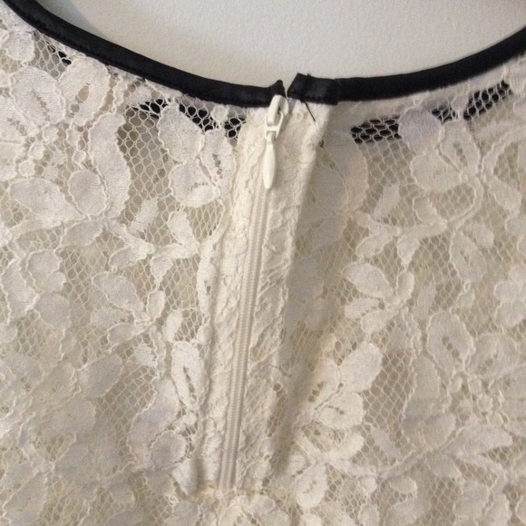 Fitted Lace Blouse - Picture 3 of 3