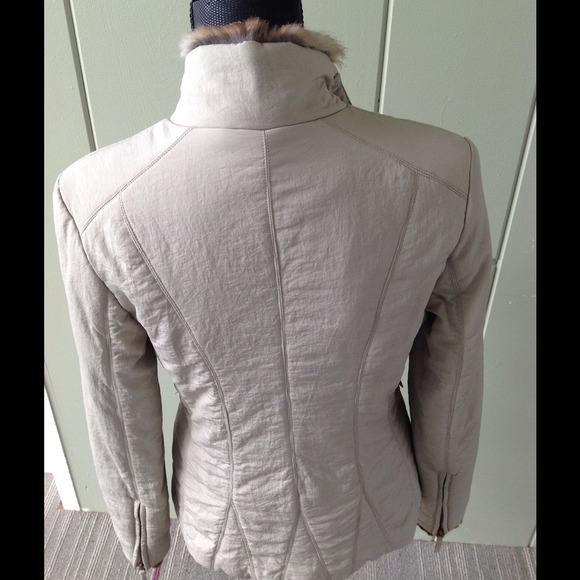 Via Spiga neutral coat with rabbit fur collar. - Picture 2 of 4