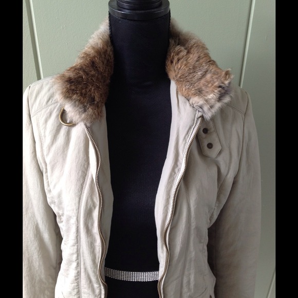 Via Spiga neutral coat with rabbit fur collar. - Picture 3 of 4