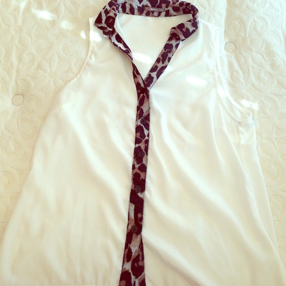 White and cheetah sleeveless tank. 🐆