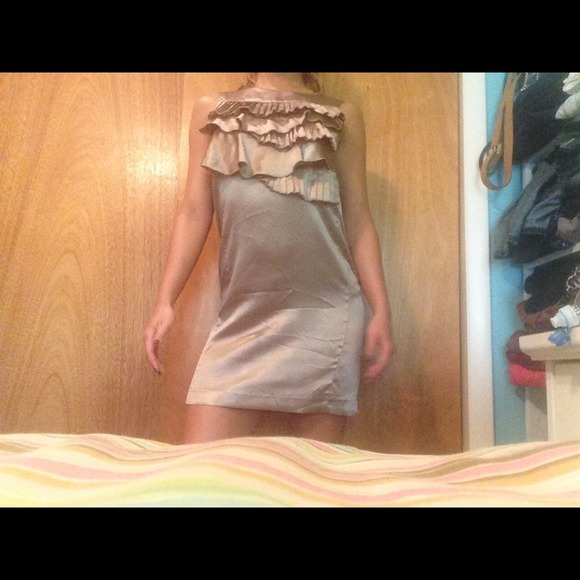 Sold in bundle! Gold ruffle Kensie dress size M! - Picture 1 of 2