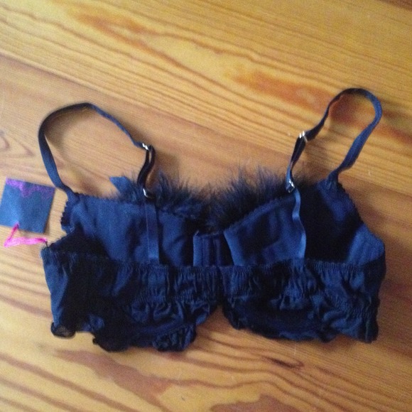 Carol Maloney bra - Picture 2 of 3